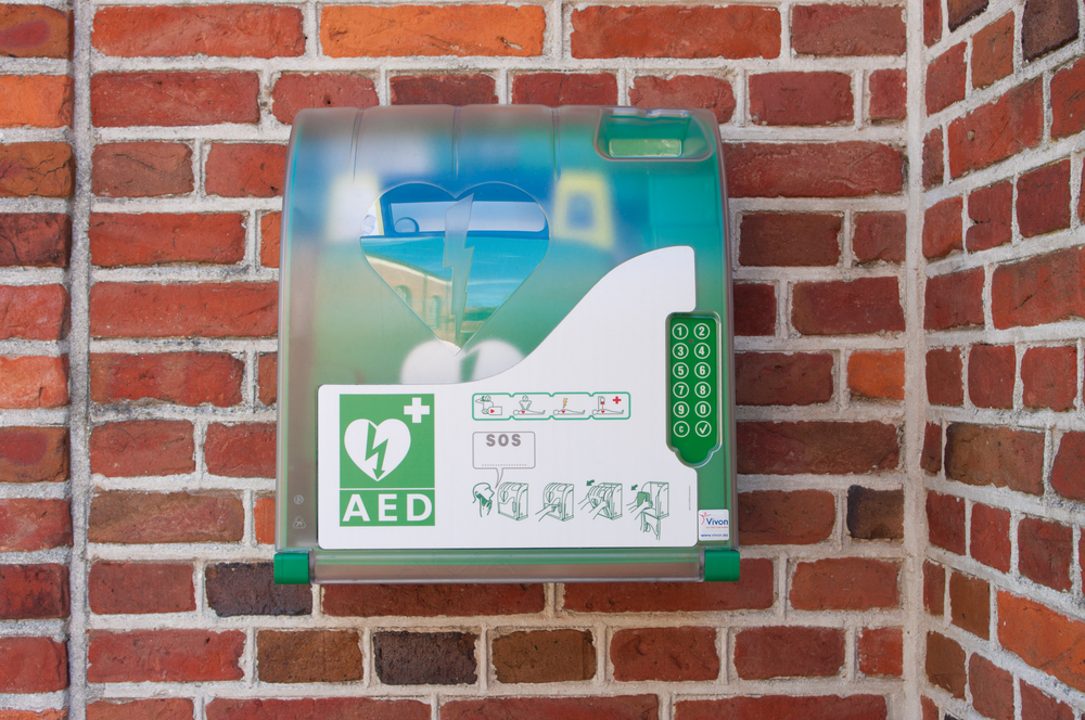 Defibrillator,Hanging,Outside,On,A,Wall