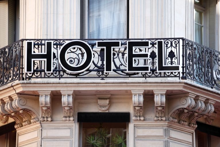 Sécurité hôtelière à Paris : concilier discrétion, efficacité et conformité