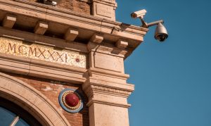 Caméras de surveillance 2026 : le guide expert de l'ingénierie de protection B2B & urbaine